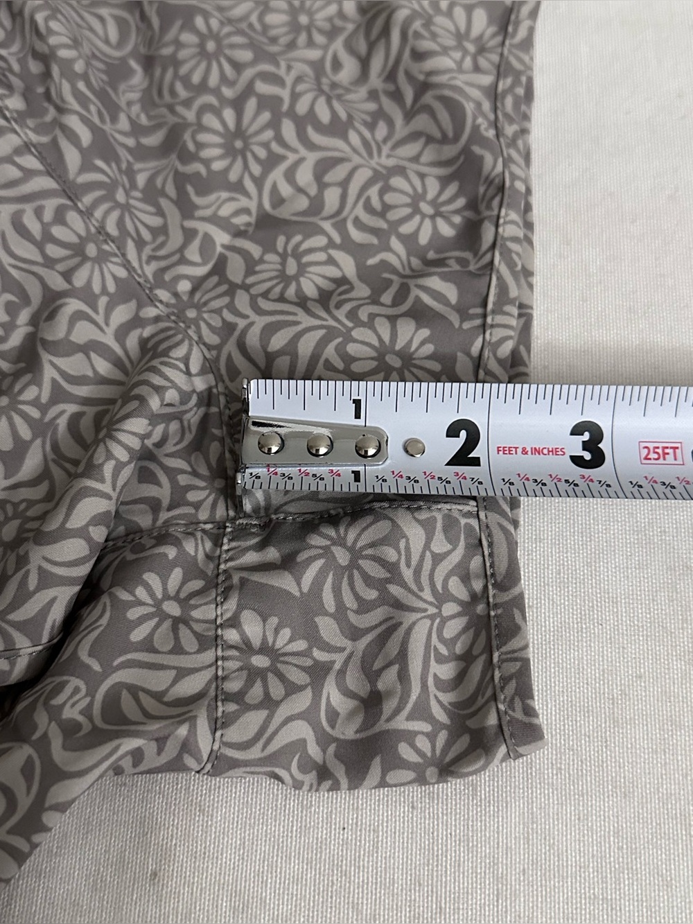 Vuori Clementine Short 2.0 in the Smokey Taupe Iris Floral 2” Inseam Size Small - Picture 6 of 8